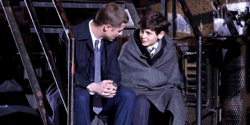 جیمز گوردون با بروس وین جوان در سریال Gotham صحبت می کند، سریال ابرقهرمانی شاهکار از قسمت اول