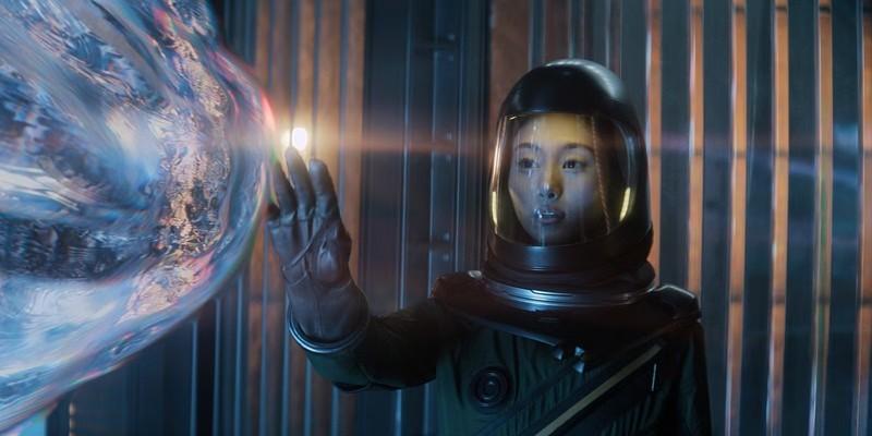 شیولی کوتسونای در نقش میتسوکی که داره یک شیء بیگانه رو توی فصل دوم Invasion لمس میکنه، یکی از بهترین سریال های علمی تخیلی Apple TV
