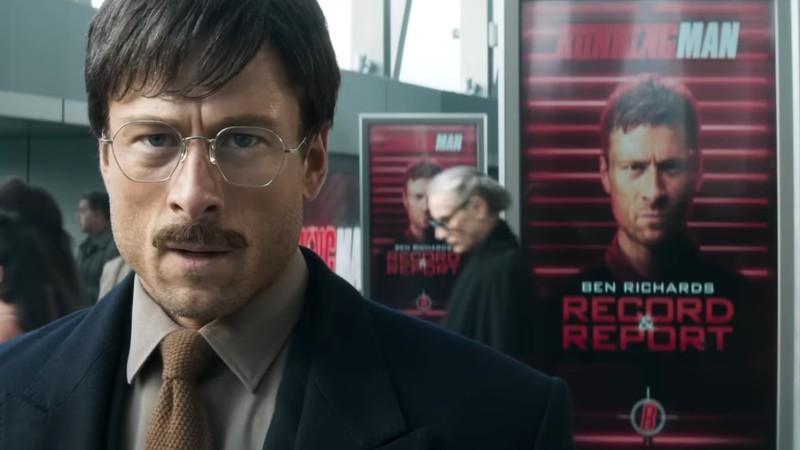 ریچاردز در لباس مبدل جلوی تابلوهایی برای ضبط و گزارش او در The Running Man - تفاوت فیلم و کتاب The Running Man