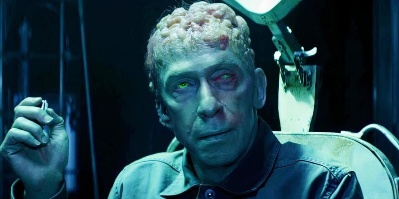 ساموئل استرنز (لیدر) از نمای نزدیک روی صندلی در Captain America: Brave New World نشسته است. او یکی از بهترین بدمن های MCU 2025 است.