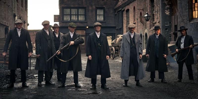 Peaky Blinders: The Immortal Man - شخصیت های اصلی Peaky Blinders در یک خیابان تاریک، در حالی که اسلحه به دست دارند