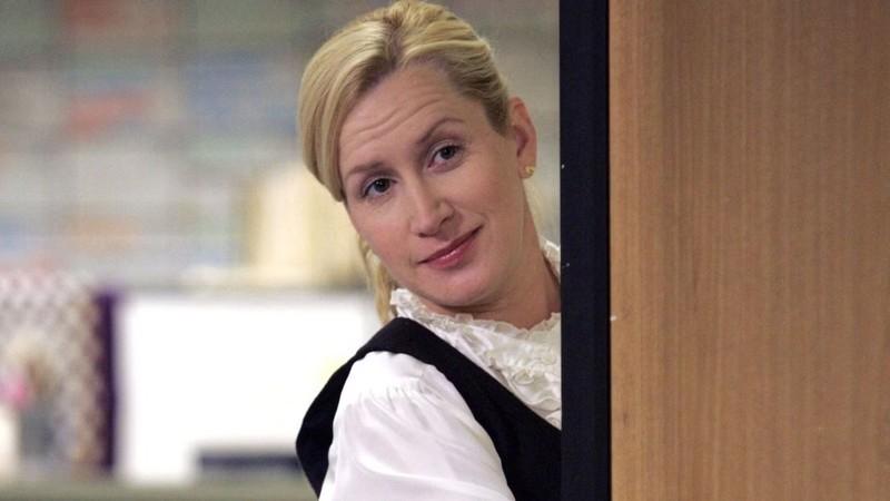 آنجلا در حال نگاه کردن به داخل دفتر در The Office - بهترین جملات The Office