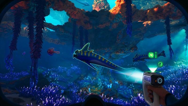آینده بازی های بقا: بازیکن در حال اسکن کردن ماهی بیگانه در Subnautica 2.