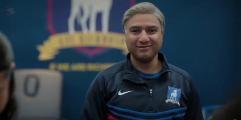 نیت شلی (نیک محمد) در Ted Lasso در حال لبخند زدن به دوربین، یکی از منفورترین شخصیت های سیت کام