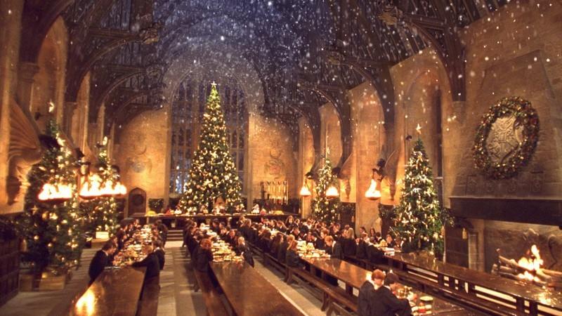 تالار بزرگ هاگوارتز تزئین شده برای کریسمس با یک درخت غول پیکر و برف در حال ریزش در Harry Potter - تست فیلم کریسمس