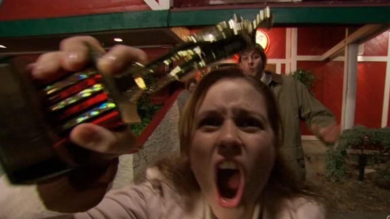 پم در حال ترک Chili's با جایزه Dundie در دستش در The Office - بهترین جملات The Office