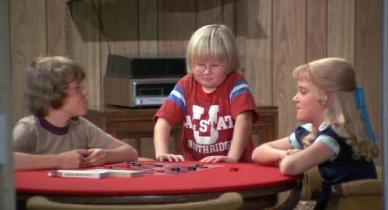 پسرخاله الیور پشت میز در The Brady Bunch ایستاده است، یکی از منفورترین شخصیت های سیت کام