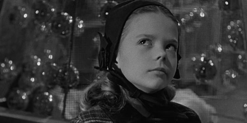 ناتالی وود در نقش سوزان واکر در Miracle on 34th Street به صورت سیاه و سفید - تست فیلم کریسمس