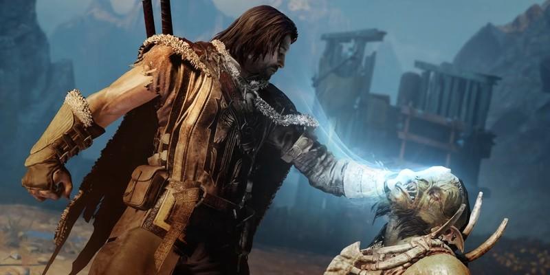 تالیون در حال تحقیر یک دشمن در Middle Earth Shadow of Mordor. بازی های جهان آزاد Xbox Game Pass.