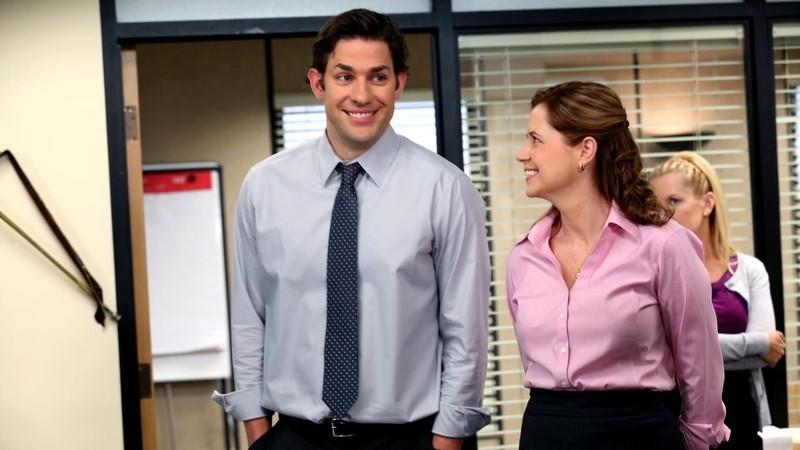 جیم و پم در حال لبخند زدن به یکدیگر در The Office - بهترین جملات The Office
