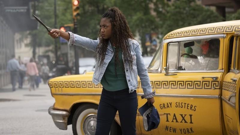 نقد Percy Jackson فصل دوم: آنابث چیس (لیا جفریز) شمشیری رو در دست گرفته در حالی که جلوی تاکسی خواهران خاکستری در قسمت 1 فصل دوم Percy Jackson & The Olympians ایستاده است.