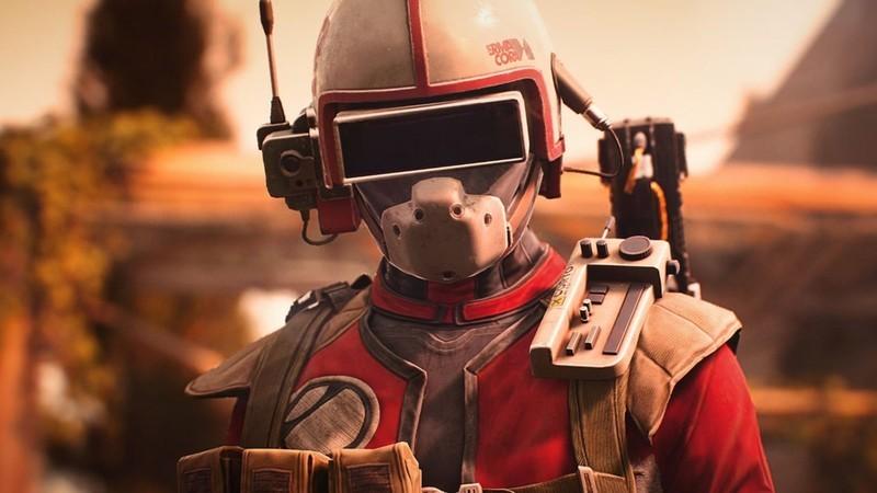 Arc Raiders تشخیص بازیکن در بوته: یه کاراکتر پلیر توی Arc Raiders داره به دوربین نگاه می کنه.