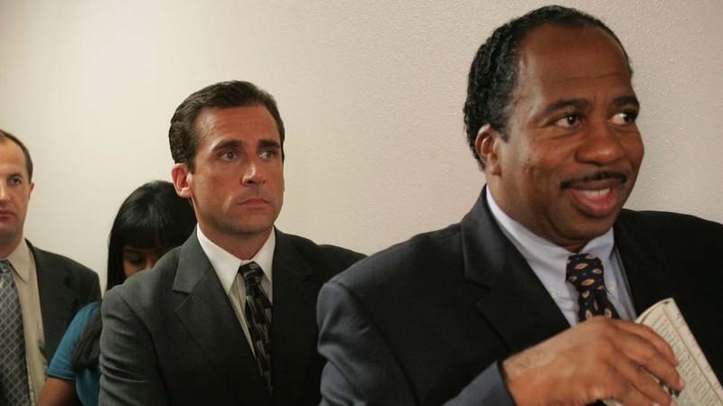 مایکل که پشت سر استنلی در صف The Office ایستاده است - بهترین جملات The Office