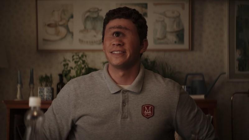 نقد Percy Jackson فصل دوم: تایسون در حالی که در خانه جکسون ها در قسمت 1 فصل دوم Percy Jackson & The Olympians است، لبخند می زند.