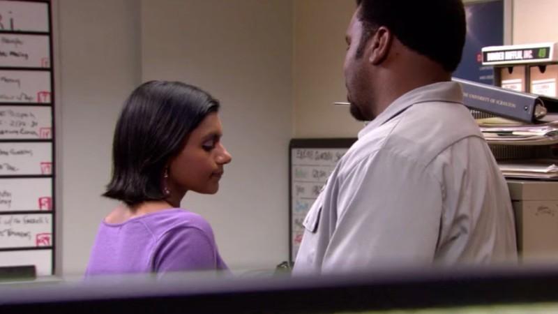 کلی و داریل در حال صحبت نزدیک میزهایشان در The Office - بهترین جملات The Office