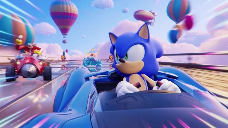 سونیک در حال رانندگی خیلی سریع در سورپرایزهای Sonic Racing: CrossWorlds.