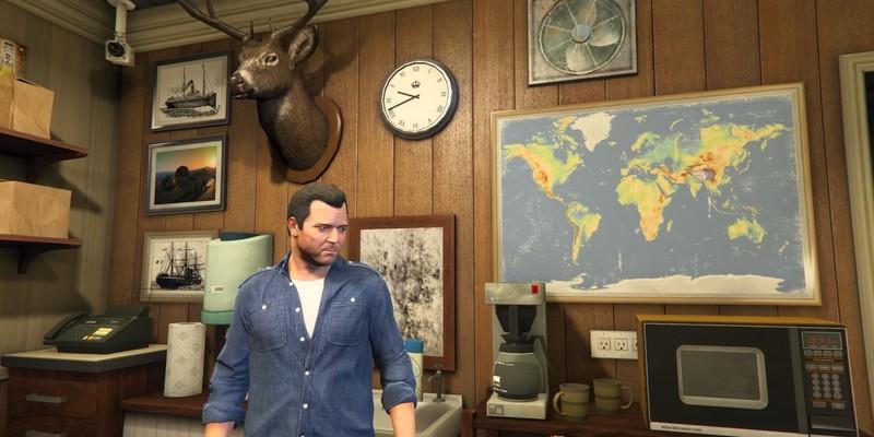 مایکل در حال نگاه کردن به نقشه دنیای غرق شده در Grand Theft Auto 5. بازی های جهان آزاد Xbox Game Pass.