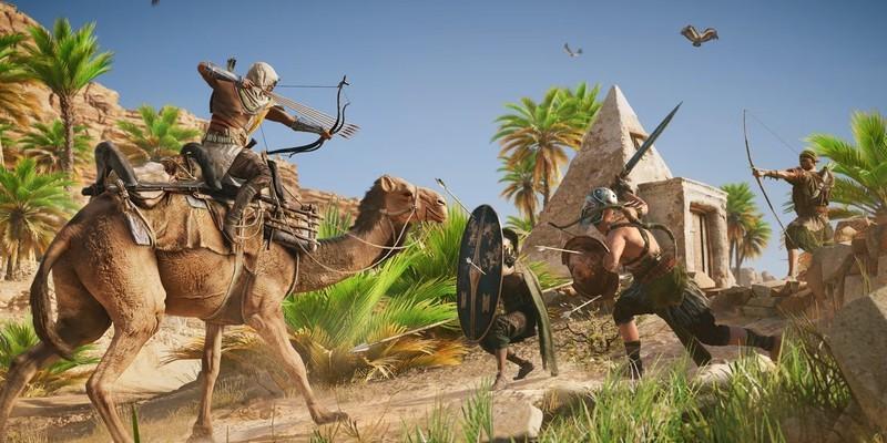 بایک در حال تیراندازی به دشمنان از روی شتر در Assassin's Creed Origins. بازی های جهان آزاد Xbox Game Pass.