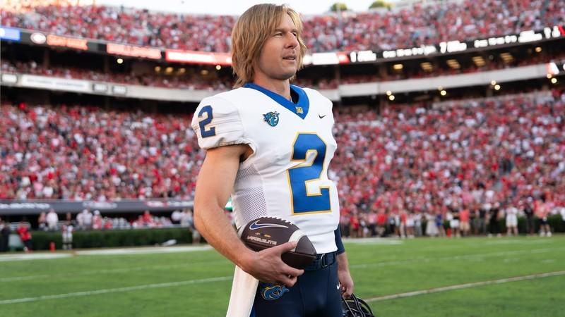 گلن پاول در نقش چاد پاورز در سریال Chad Powers، از بهترین سریال های Hulu