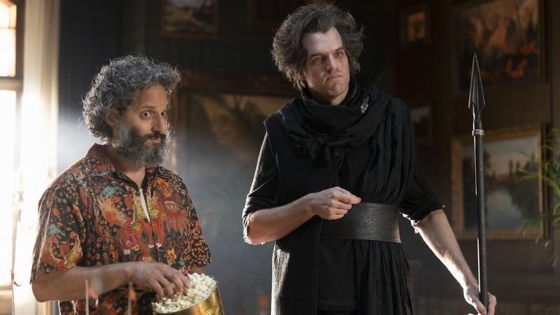 نقد Percy Jackson فصل دوم: تانتالوس و دیونیسوس در دفتر، در فصل دوم Percy Jackson & The Olympians کنار هم ایستاده اند.