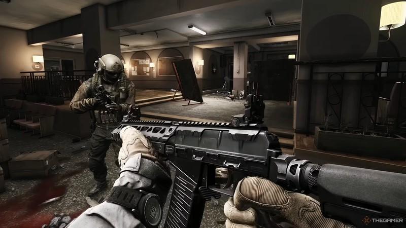 بازیکنی که در Escape From Tarkov اسلحه به دست داره و همراهش جلوی اون سمت چپ در ساختمانی مخروبه ایستاده. از بهترین بازی های FPS تاکتیکی