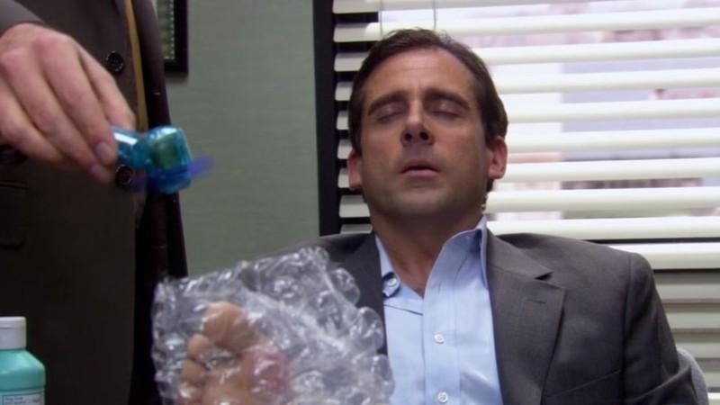 دوایت در حال باد زدن پای مایکل در The Office - بهترین جملات The Office