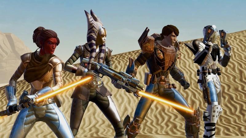 اسکرین شات از Star Wars: The Old Republic، از بهترین بازی های رایگان MMORPG، از چهار شخصیت در یک بیابان شنی