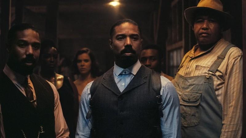 اسموک، استک و بقیه در درگاه کلاب Juke در فیلم Sinners برنده جوایز با چهره ای جدی ایستاده اند