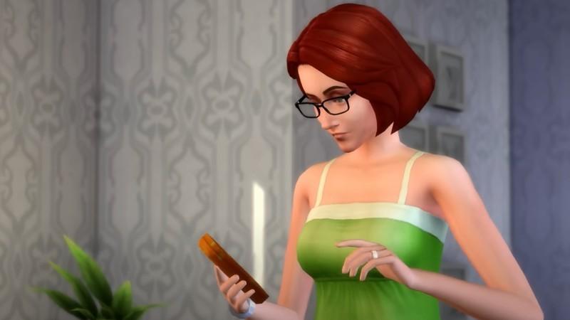 یه سیم در حال استفاده از گوشیش در The Sims 4، بهترین بازی های رایگان کامپیوتر شبیه ساز زندگی
