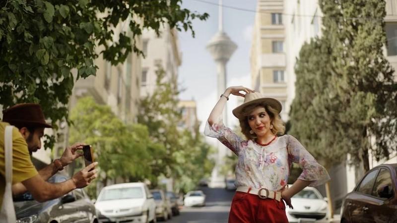 Hana Mana in THE FRIENDS HOUSE IS HERE(2) - نقد فیلم های جدید