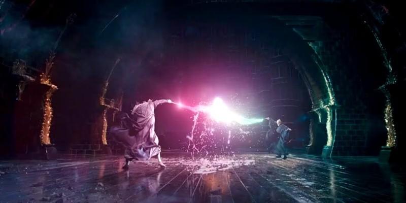 پشت صحنه Harry Potter جلوه های ویژه: مایکل گمبون در نقش دامبلدور در حال مبارزه با رالف فاینز در نقش ولدمورت در Harry Potter and the Order of the Phoenix