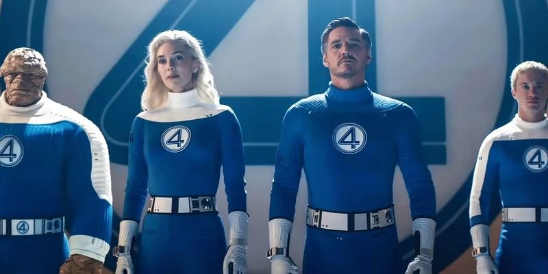 Marvel خارج از 10 فیلم برتر: The Fantastic Four در کنار هم با لباس های مخصوصشان در فیلم The Fantastic Four: First Steps