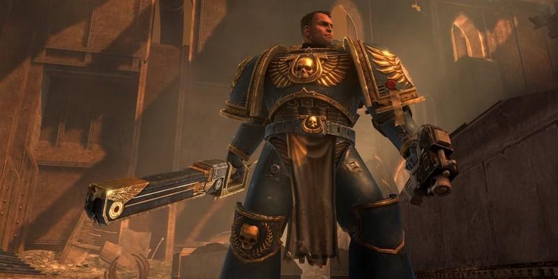 Captain Titus looking heroic in the sunlight in armor and wielding a chainsword, در مواجهه با مشکل Space Marine 3.