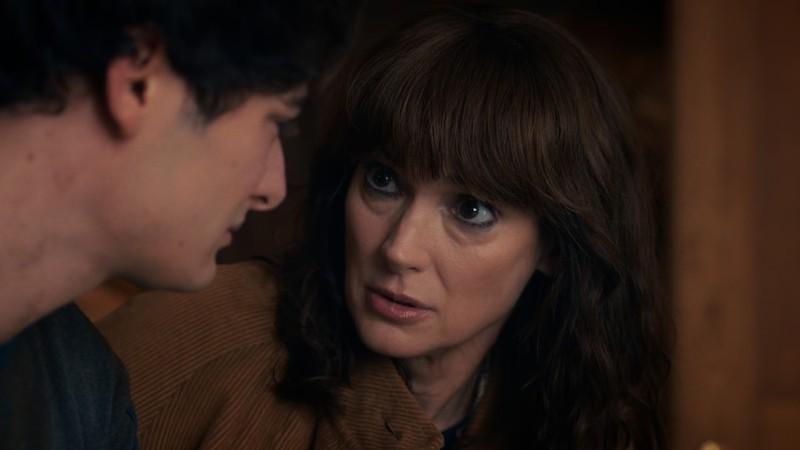 جویس در حال صحبت با ویل غمگین در فصل 5 بخش 2 سریال Stranger Things - دلیل کشتن Vecna توسط Joyce