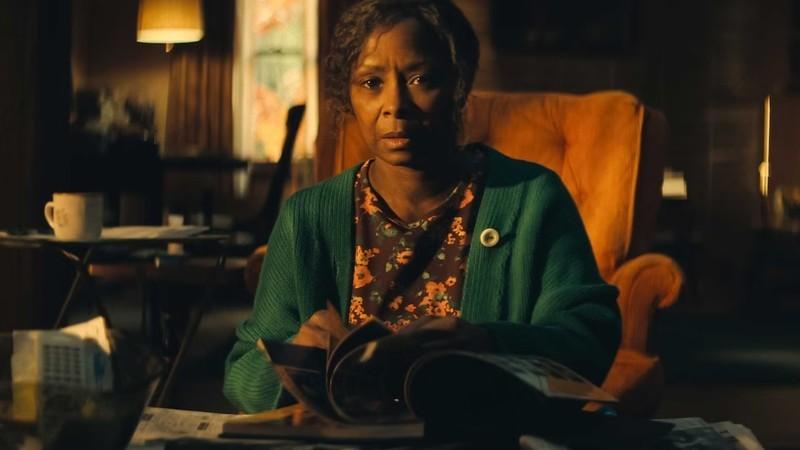 آلیس (کریستال فاکس) در حال ورق زدن یک کتاب و با ظاهری نگران در His & Hers ژانر اسلشر