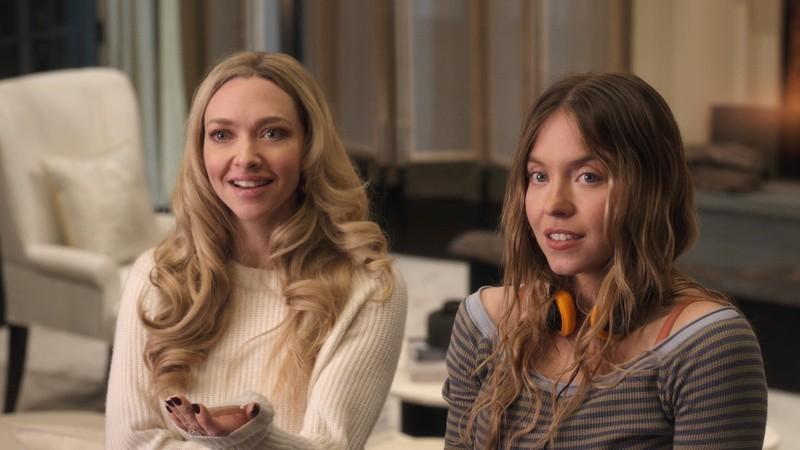 نینا و میلی در صحنه ای از فیلم The Housemaid به چیزی خارج از تصویر با تعجب نگاه می کنند؛ فیلم The Housemaid رکورد Crash را شکست