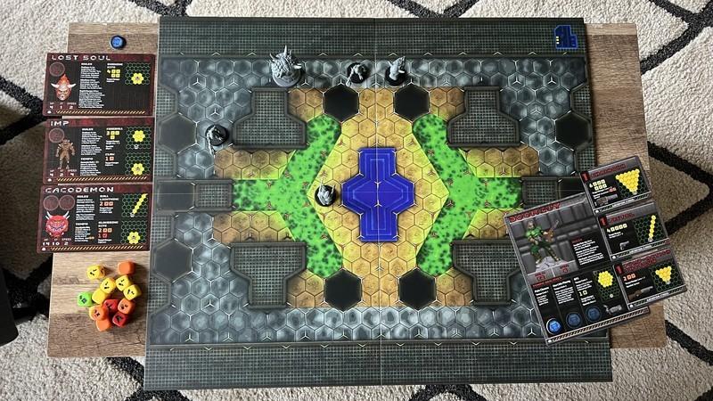 بررسی بازی رومیزی Doom Arena Board Game: چیدمان بازی به همراه نقشه اصلی، کارت های شخصیت، فیگورها و تاس ها