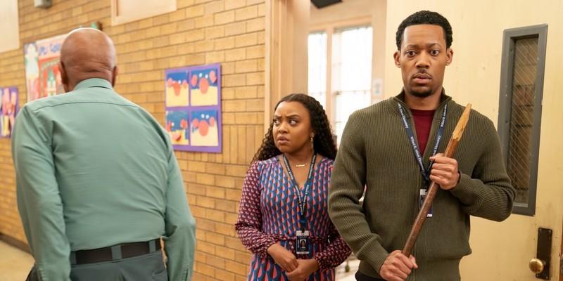 سرنوشت Dominic در Abbott Elementary: جنین و گرگوری با تعجب به مستر جانسون نگاه می کنند