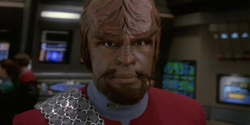 وورف (Michael Dorn) در اپیزود Rules of Engagement از سریال DS9؛ تفاوت های او با رفاقت مردانه Starfleet Academy