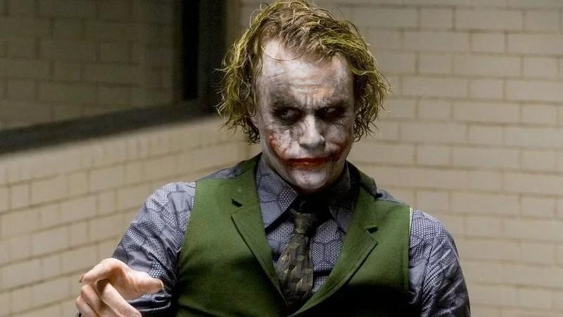 هیت لجر در نقش جوکر در The Dark Knight، از بهترین فیلم های ابرقهرمانی پرفروش