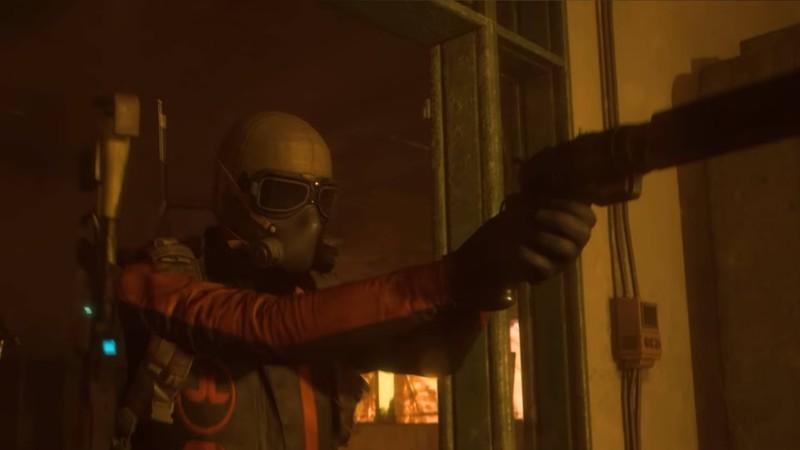 یه ریدر ماسک دار در حال ورود به اتاق با اسلحه کشیده در Arc Raiders. این تغییر کیت رایگان در بازی Arc Raiders می تواند تاثیرگذار باشد.