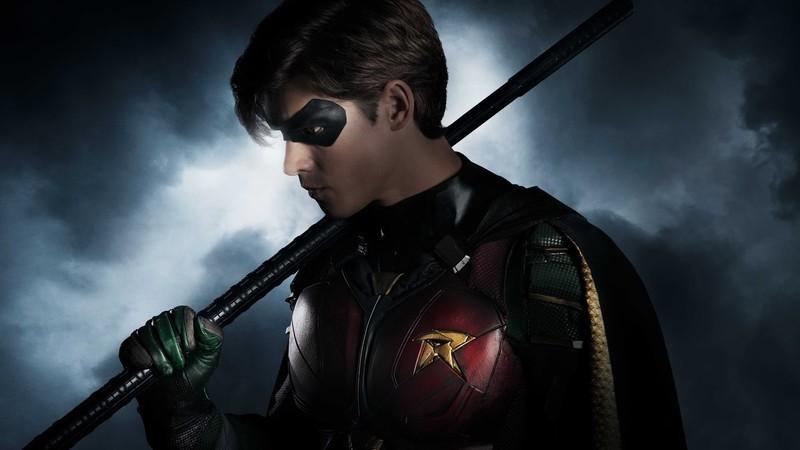 وضعیت Robin در DC Universe: تصویر رونمایی رابین در Titans در حالی که این شخصیت سلاحی روی شونه اش داره