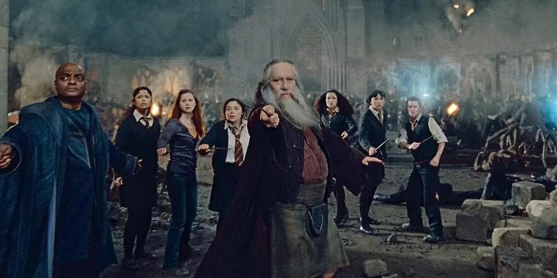 پشت صحنه Harry Potter جلوه های ویژه: آبرفورث دامبلدور در نبرد هاگوارتز در حال محافظت از جینی، کیتی و کینگزلی در Harry Potter and the Deathly Hallows Part 2