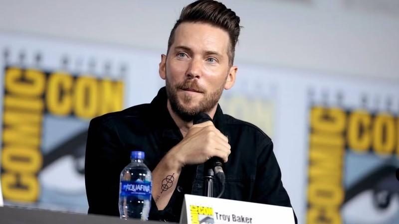 تروی بیکر در حال صحبت پشت میکروفون در سن دیگو کمیک کان. نظر Troy Baker درباره هوش مصنوعی