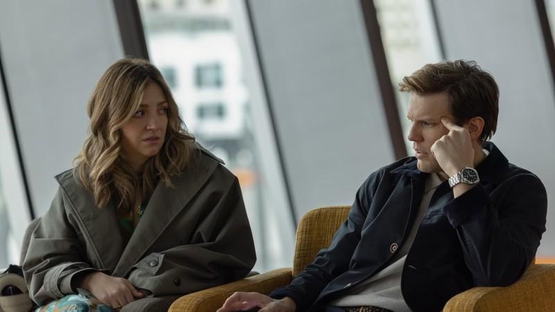 ابی الیوت کنار جیک لیسی نشسته، هر دو در قسمت 2 سریال هیجان انگیز All Her Fault نگران به نظر می رسند