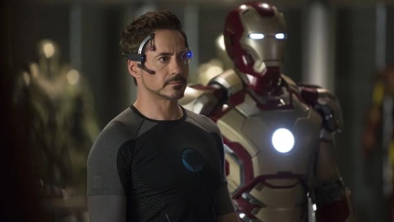 تونی استارک در کنار یکی از لباس هایش در Iron Man 3 ایستاده است، از بهترین فیلم های ابرقهرمانی پرفروش