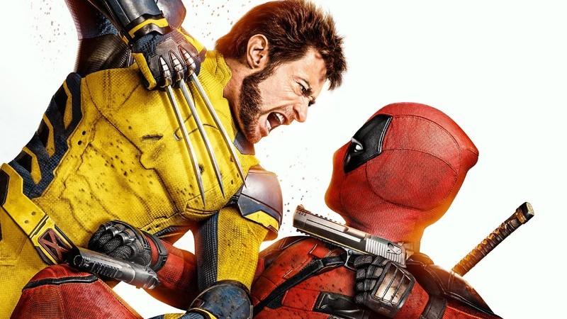ددپول و ولورین در حال مبارزه مقابل یک پس زمینه سفید در Deadpool & Wolverine، از بهترین فیلم های ابرقهرمانی پرفروش