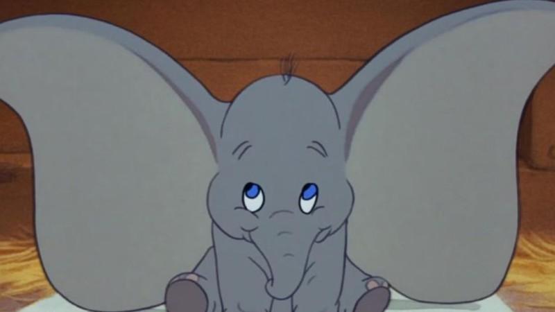«دامبو» با گوش های باز در Dumbo لبخند می زنه، از برترین انیمیشن های اولیه Disney