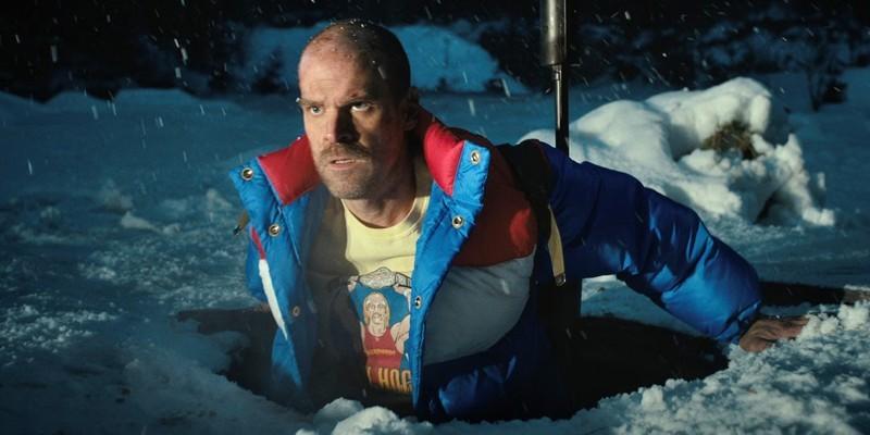 هاپر با بازی دیوید هاربر در حالی که از گودالی در برف در فصل 4 Stranger Things: Tales from '85 تاریخ انتشار بیرون میاد، نگران به نظر می رسه