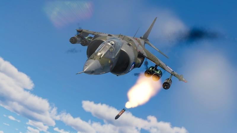اسکرین شات War Thunder از یک هواپیمای جنگی در حال پرتاب راکت تورپدو، از بهترین بازی های رایگان Steam.